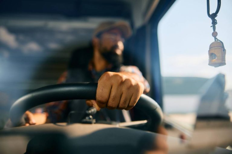 Devenir transporteur routier : la formation capacité lourd à distance
